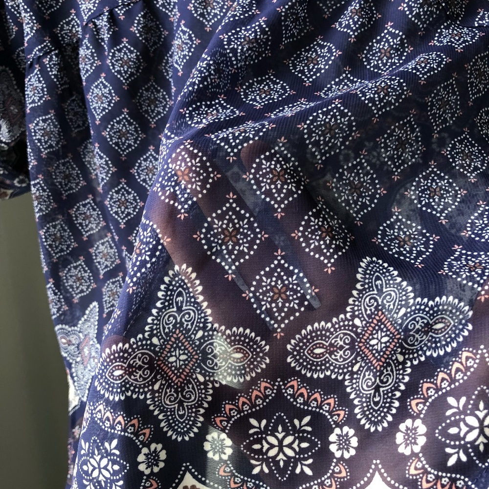 Patterned blouse! - Picture 3 of 3
